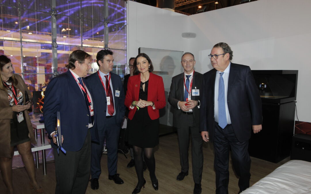 La ministra Maroto visitó la habitación tecnológica de FITUR 2019
