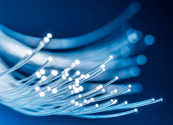 Diferencias entre redes de cobre y fibra óptica en hoteles